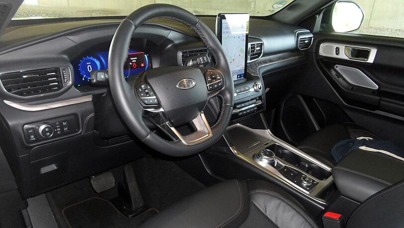 Moderne Zeiten: Das Cockpit mit hochkant stehendem Touchscreen ist komplett digital.