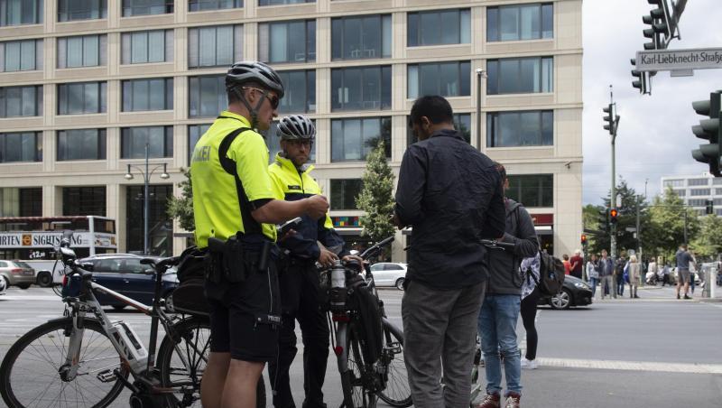 Und noch eine neue Aufgabe: Polizisten der Berliner Fahrradstaffel kontrollieren auf einem Bürgersteig zwei Jugendliche mit E-Tretrollern. Und noch eine neue Aufgabe: Polizisten der Berliner Fahrradstaffel kontrollieren auf einem Bürgersteig zwei Jugendliche mit E-Tretrollern.