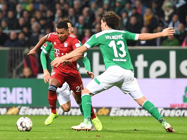 Bayerns Serge Gnabry und Werders Milos Veljkovic (l-r.) kämpfen um den Ball. Foto: Carmen Jaspersen