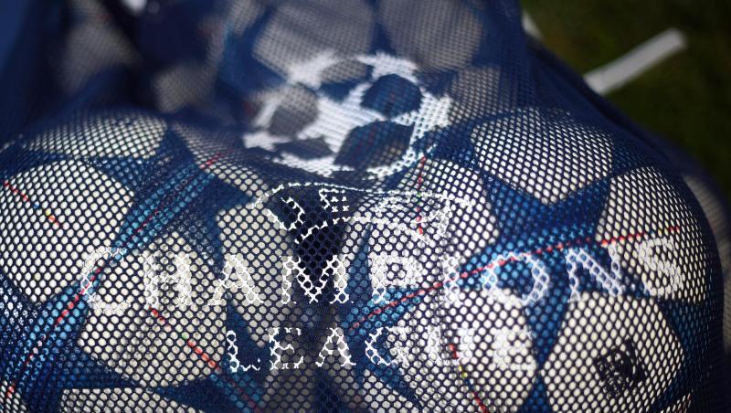 Bälle mit dem Logo der UEFA Champions League liegen in einem Netz. Bälle mit dem Logo der UEFA Champions League liegen in einem Netz.