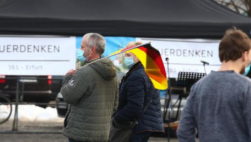 Teilnehmer einer Demonstration gegen die Corona-Maßnahmen in Erfurt auf dem Domplatz.