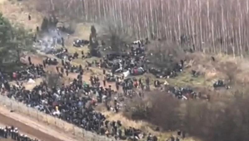 Ein TV-Bild zeigt Migranten auf dem Weg zur belarussisch-polnischen Grenze.
