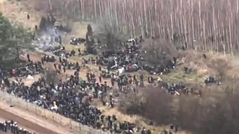 Ein TV-Bild zeigt Migranten auf dem Weg zur belarussisch-polnischen Grenze.