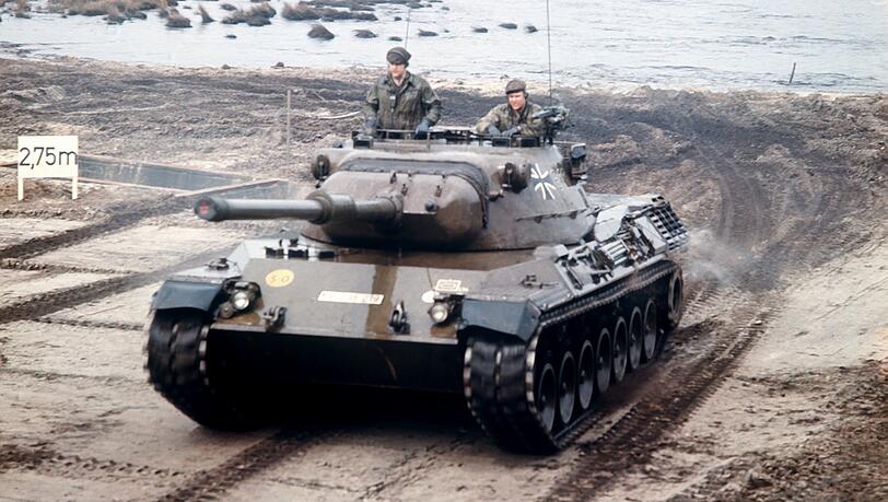 Ein Panzer vom Typ Leopard-1 der deutschen Bundeswehr bei militärischen Übungen im Gelände. (Archivbild) Ein Panzer vom Typ Leopard-1 der deutschen Bundeswehr bei militärischen Übungen im Gelände. (Archivbild)