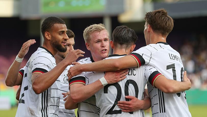 Die Spieler der deutschen U21 feiern den 4:0-Sieg bei der EM-Qualifikation gegen Ungarn.