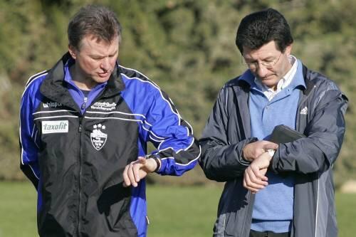 Dieses Mal gehen die Uhren anders, und zwar in Richtung Bundesliga: Trainer Benno Möhlmann und Präsident Helmut Hack (r.) haben heuer große Ziele.