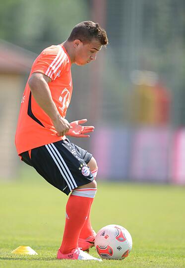 Neuzugang Xherdan Shaqiri ackert im Training.