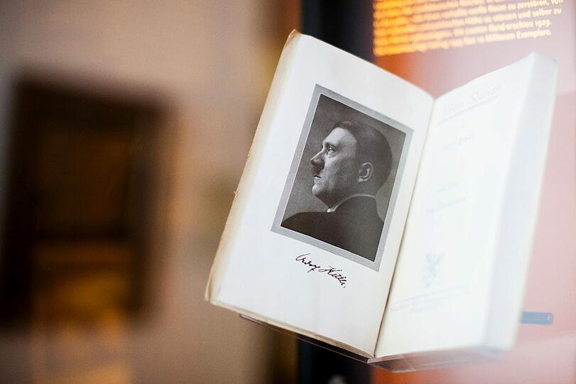 Das Buch "Mein Kampf" wird es jetzt doch nicht in einer geplanten offiziellen Ausgabe geben. Die Bayerische Staatsregierung hat ein Veto eingelegt.
