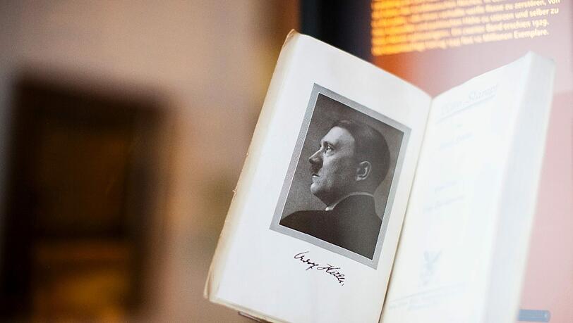 Das Buch "Mein Kampf" wird es jetzt doch nicht in einer geplanten offiziellen Ausgabe geben. Die Bayerische Staatsregierung hat ein Veto eingelegt. Das Buch "Mein Kampf" wird es jetzt doch nicht in einer geplanten offiziellen Ausgabe geben. Die Bayerische Staatsregierung hat ein Veto eingelegt.