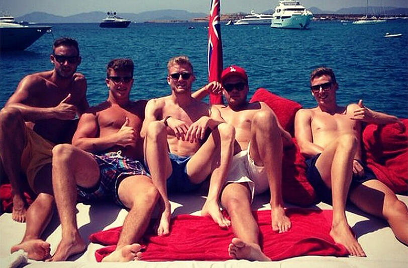 Auch Andre Schürrle zieht es in die Sonne &ndash; und ans Meer. Mit Freunden präsentiert er sich auf einer Yacht.