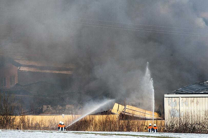 Großbrand in Matratzenfabrik in Niederbayern - die Bilder