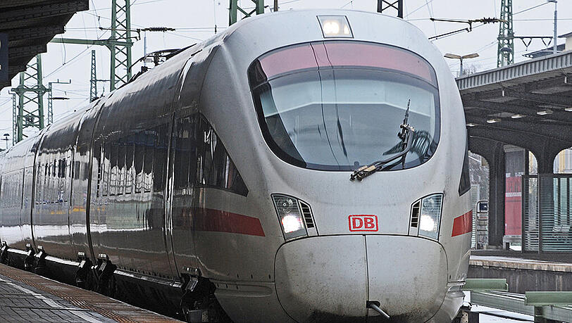 Mit ihrem Plan, den ICE zu entern, kamen die Regionalzug-Fahrgäste nicht weit. (Symbolbild)