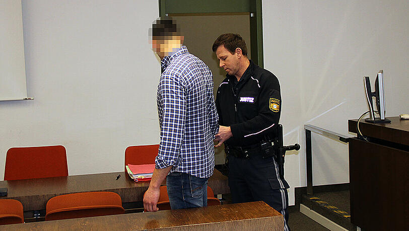 Wird zur Anklagebank gebracht: Rajko D. (21). Wird zur Anklagebank gebracht: Rajko D. (21).