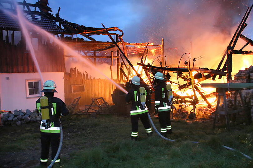 Ein Feuer hat die Lagerhalle komplett vernichtet. Die Bilder.