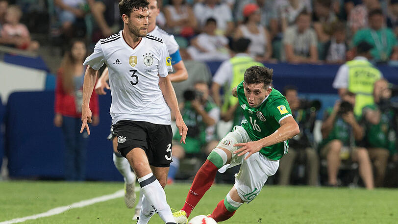 Jonas Hector (27, 1. FC Köln, 36/3): Steigt ab. Der Linksverteidiger setzt mit dem - freiwilligen - Gang in die 2. Liga womöglich seine Karriere in der Nationalmannschaft aufs Spiel, steigt aber in Köln zum Idol auf. Offenbart zugleich hehre Charakterzüge: Ruhig, bodenständig, dankbar und reflektiert. Ganz so, wie Löw es mag.
