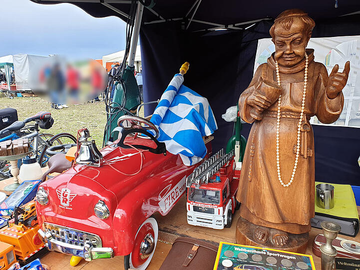 Nass und bunt: Der Flohmarkt auf der Theresienwiese am Samstag.