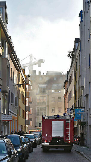 Bilder vom Feuerwehreinsatz in der Schwabinger Hesseloherstraße. Hier geriet Dämmmaterial in Brand, die Einsatzkräfte waren stundenlang im Einsatz.
