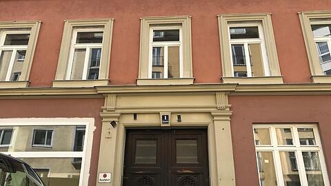 Leerstand mitten in München zum Beispiel in der Steinheilstraße 1 in der Maxvorstadt. In diesem denkmalgeschützten Haus stehen laut einiger Nachbarn seit vier Jahren Wohnungen leer.