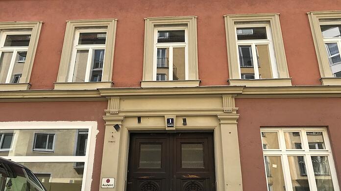 In München stehen rund 47.000 Wohnungen leer. Auch in dem denkmalgeschützten Haus an der Steinheilstraße 1 in der Maxvorstadt soll seit Jahren niemand mehr wohnen, so Nachbarn.
