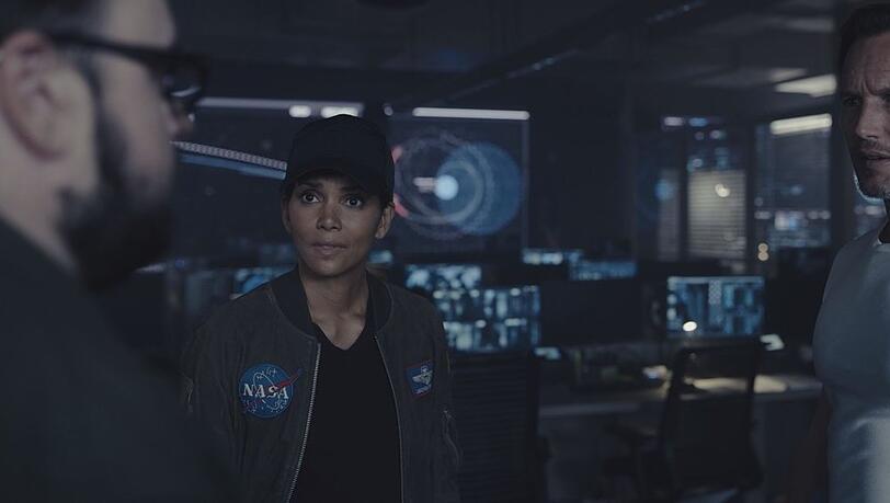 Halle Berry als stellvertretende NASA-Chefin Jo Fowler in Roland Emmerichs Katastrophenfilm "Moonfall".