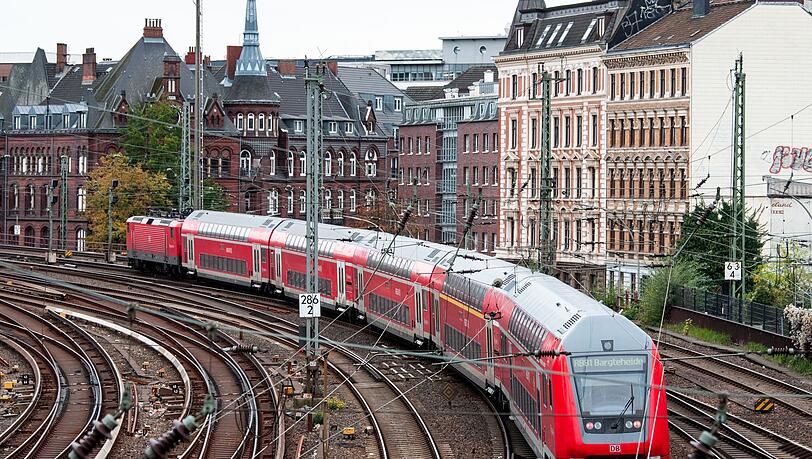 Das bundesweit nutzbare Ticket für Busse und Bahnen im Nahverkehr soll einen Einführungspreis von 49 Euro im Monat haben.
