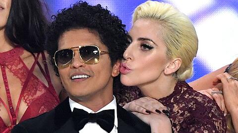 Bei der Victoria's Secret Fashion Show in Paris gab es für Bruno Mars ein Küsschen von Lady Gaga. Bald steht das Duo zusammen auf der Bühne.