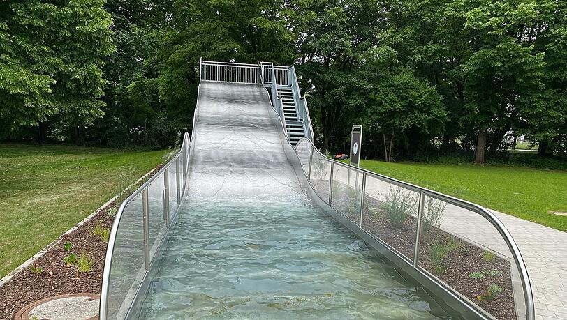 Hier dürfte der Andrang bald groß sein: die neue Wellenrutsche im Naturbad Georgenschwaige. Hier dürfte der Andrang bald groß sein: die neue Wellenrutsche im Naturbad Georgenschwaige.
