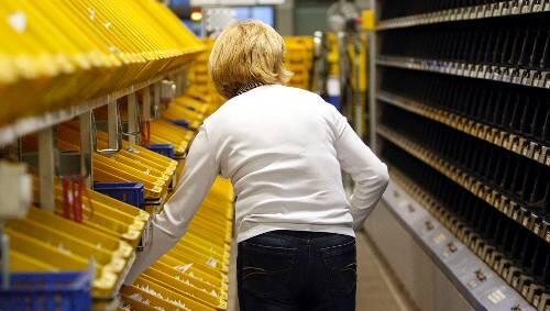 Post-Mitarbeiterin beim Sortieren: Frauen verdienten im Schnitt fast ein Viertel weniger als Männer. Post-Mitarbeiterin beim Sortieren: Frauen verdienten im Schnitt fast ein Viertel weniger als Männer.