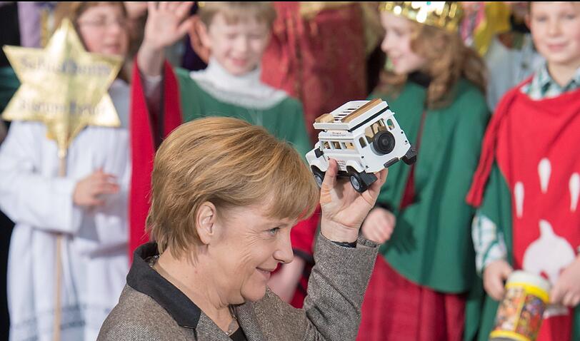 Bundeskanzlerin Angela Merkel hat Sternsinger im Kanzleramt empfangen. Die Sternsinger bringen seit 1984 ihren Segen "Christus mansionem benedicat" ("Christus segne dieses Haus") ins Kanzleramt.