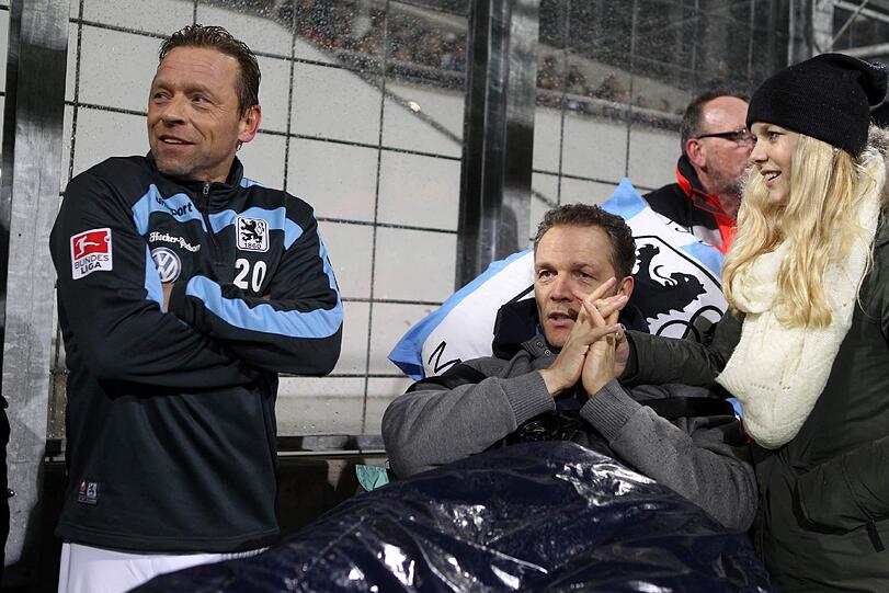 Olaf Bodden wird auf einem Krankenbett auf den Rasen des Grünwalder Stadions gefahren.
