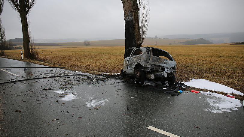 Das Auto ist vollkommen ausgebrannt, der Fahrer tot. Die Feuerwehr konnte nichts mehr für ihn tun.
