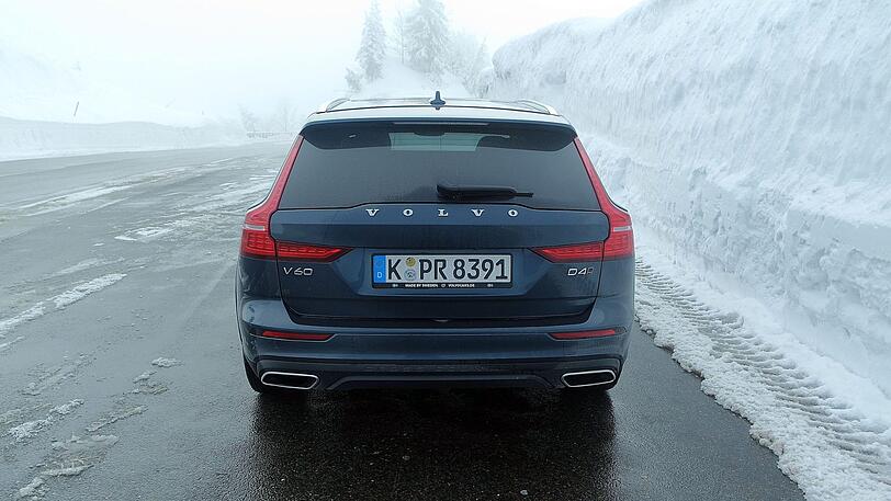 Auch am Heck des V60 Cross Country ist der Unterfahrschutz aus Plastik zu erkennen.