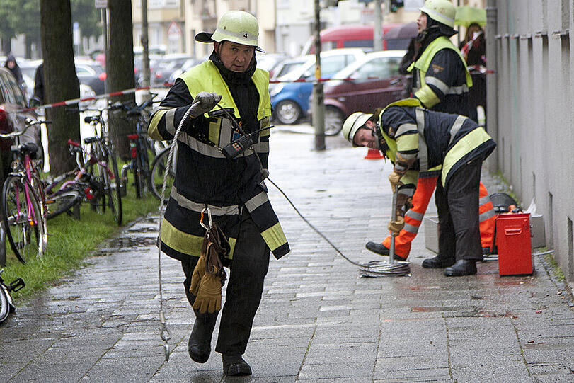...bereiten derweil Drahtseine vor. Der Baum muss zuerst stabilisiert und so gesichert werden.