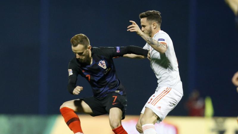 Ivan Rakitic aus Kroatien (l) im Kampf um den Ball mit dem Spanier Saul Niguez. Ivan Rakitic aus Kroatien (l) im Kampf um den Ball mit dem Spanier Saul Niguez.