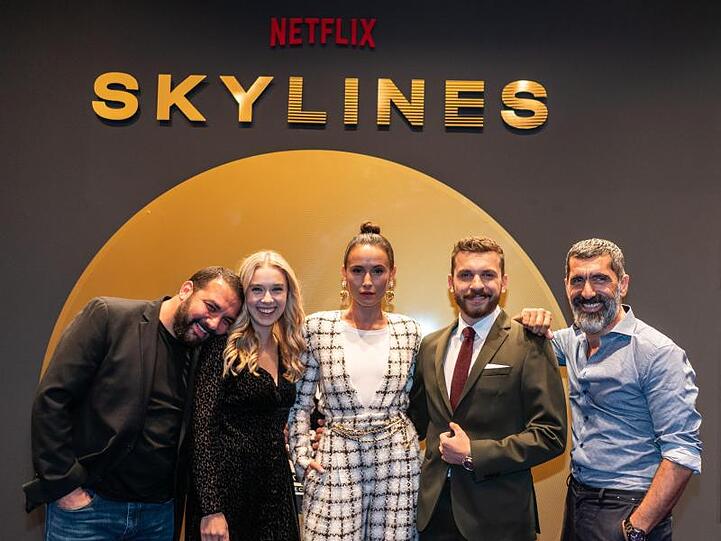 Sahin Eryilmaz (l-r), Anna Herrmann, Peri Baumeister, Edin Hasanovic und Erdal Yildiz stellen "Skylines" in Frankfurt vor.