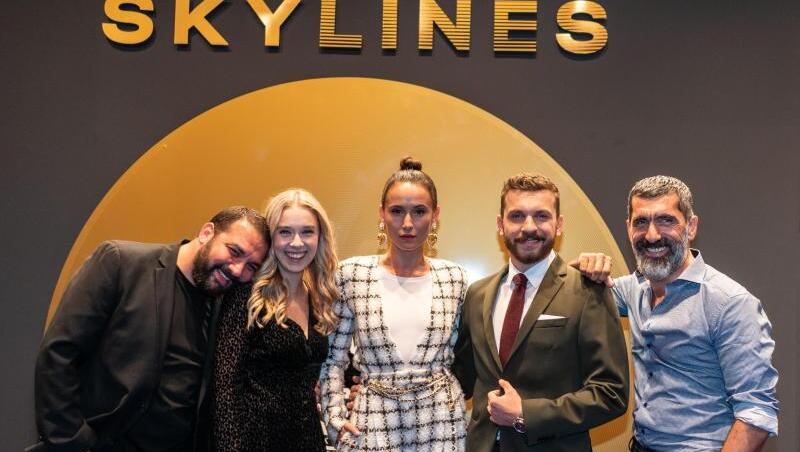 Sahin Eryilmaz (l-r), Anna Herrmann, Peri Baumeister, Edin Hasanovic und Erdal Yildiz stellen "Skylines" in Frankfurt vor. Sahin Eryilmaz (l-r), Anna Herrmann, Peri Baumeister, Edin Hasanovic und Erdal Yildiz stellen "Skylines" in Frankfurt vor.