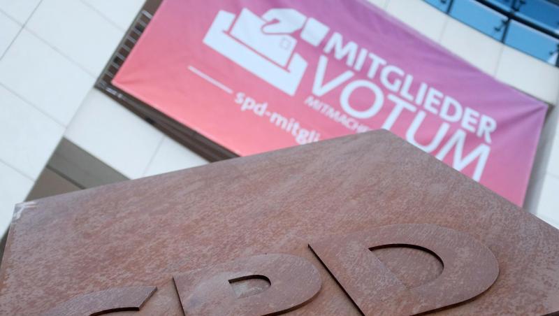 "Es zeichnet sich ab, dass in der Partei ein großer Wunsch besteht, die Mitglieder stark zu beteiligen", sagt SPD-Generalsekretär Lars Klingbeil. "Es zeichnet sich ab, dass in der Partei ein großer Wunsch besteht, die Mitglieder stark zu beteiligen", sagt SPD-Generalsekretär Lars Klingbeil.