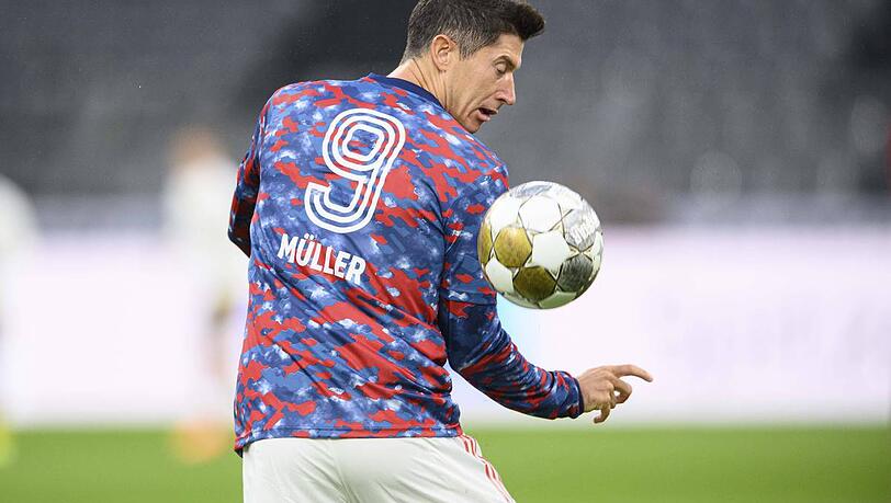 In Gedenken an den Bomber der Nation: Robert Lewandowski macht sich vor dem Supercup-Finale gegen Borussia Dortmund in einem Trikot mit der Nummer neun des kurz zuvor verstorbenen Gerd Müller warm.