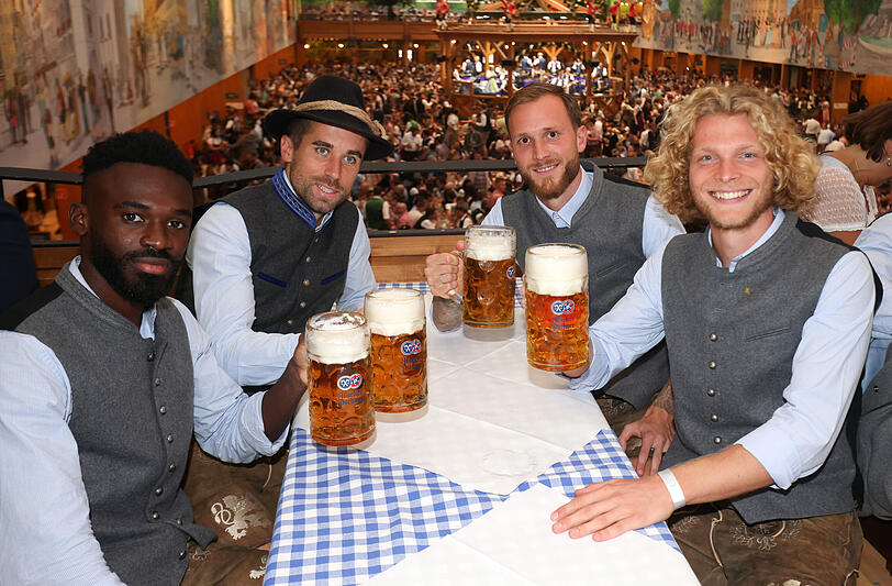 Die Löwen beim traditionellen Wiesn-Besuch im "Himmel der Bayern", dem Hacker-Pschorr-Festzelt.