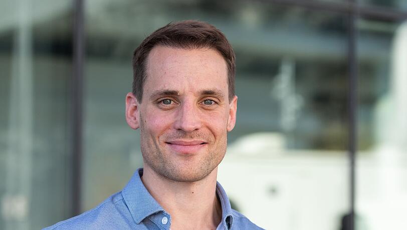 Der Deutschland-Chef der NFL, Alexander Steinforth, lächelt.