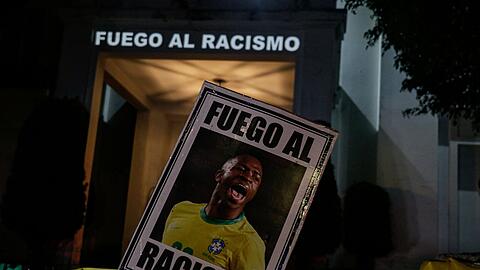 Menschen protestieren vor dem spanischen Generalkonsulat in São Paulo.