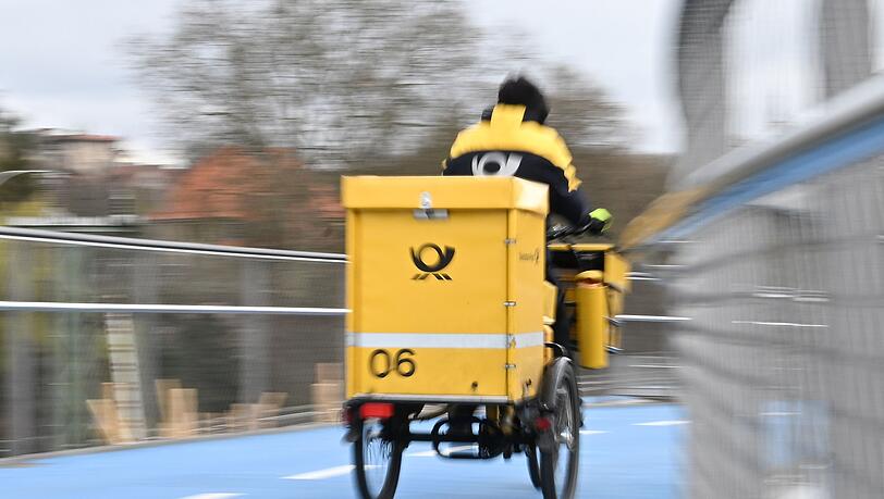 Ein Postbote bei der Arbeit: Wie lange waren seine Briefe wohl unterwegs? Ein Postbote bei der Arbeit: Wie lange waren seine Briefe wohl unterwegs?