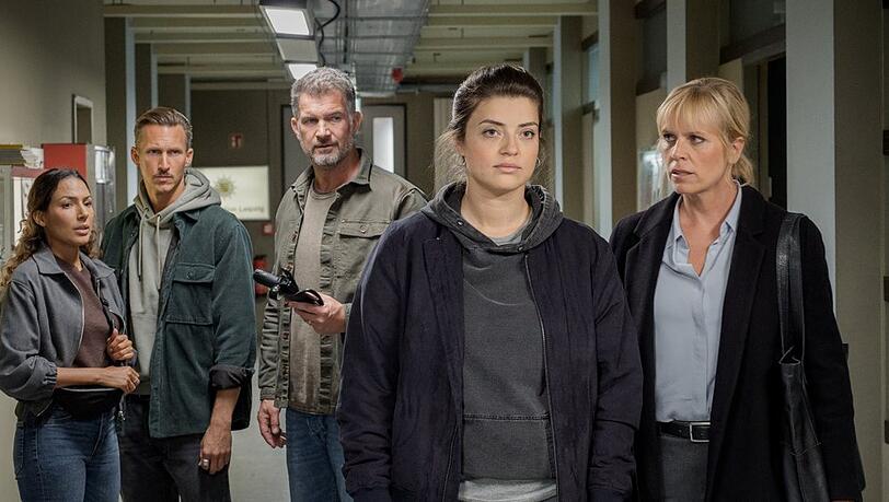 Kommissarin Jana Zschocke (Altine Emini, 2.v.r.) gesteht einen Mord. Ina Zimmermann (Melanie Marschke, r.) Kim Nowak (Amy Mußul, l.), Moritz Brenner (Johannes Hendrik Langer, 2.v.l.) und Dirk Trebbe (Simon Böer, M.) müssen aktiv werden. Kommissarin Jana Zschocke (Altine Emini, 2.v.r.) gesteht einen Mord. Ina Zimmermann (Melanie Marschke, r.) Kim Nowak (Amy Mußul, l.), Moritz Brenner (Johannes Hendrik Langer, 2.v.l.) und Dirk Trebbe (Simon Böer, M.) müssen aktiv werden.