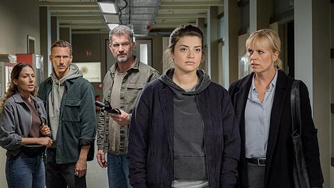 Kommissarin Jana Zschocke (Altine Emini, 2.v.r.) gesteht einen Mord. Ina Zimmermann (Melanie Marschke, r.) Kim Nowak (Amy Mu&szlig;ul, l.), Moritz Brenner (Johannes Hendrik Langer, 2.v.l.) und Dirk Trebbe (Simon B&ouml;er, M.) m&uuml;ssen aktiv werden.