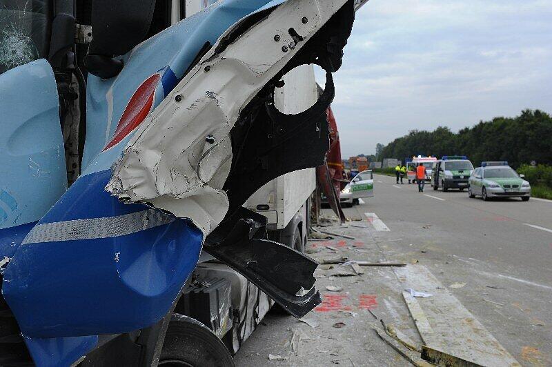 Schwerer Unfall mit drei Lkw bei Wörth: Der Fahrer eines Lastwagen kollidierte mit einem der abgestellten Fahrzeuge, woraufhin drei Lkw in Flammen aufgingen. Ein Mann kam ums Leben. Die Bilder