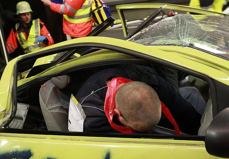 Ein schwerer Autounfall im Tunnel, klaffende Wunden, schreiende Verletzte: Rettungskräfte haben den Ernstfall im Richard-Strauss-Tunnel geprobt. Die AZ war dabei und hat den großen Übungseinsatz verfolgt.