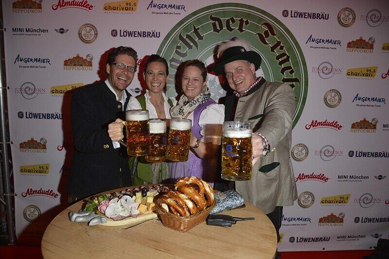 Auch dieses Jahr feierten 2.000 Gäste am Auftakt-Abend der Nacht der Tracht in Dirndl und Lederhosn ein rauschendes Fest im Löwenbräukeller! Bereits zum 12. Mal zapften die Veranstalter Wiesnwirt Christian Schottenhamel und Eventmanager Philip Greffenius beim traditionellen Anstich der Nacht der Tracht das erste Fass gekonnt mit nur zwei Schlägen an, und freuten sich über die gute Stimmung im Festsaal. Die Bilder!