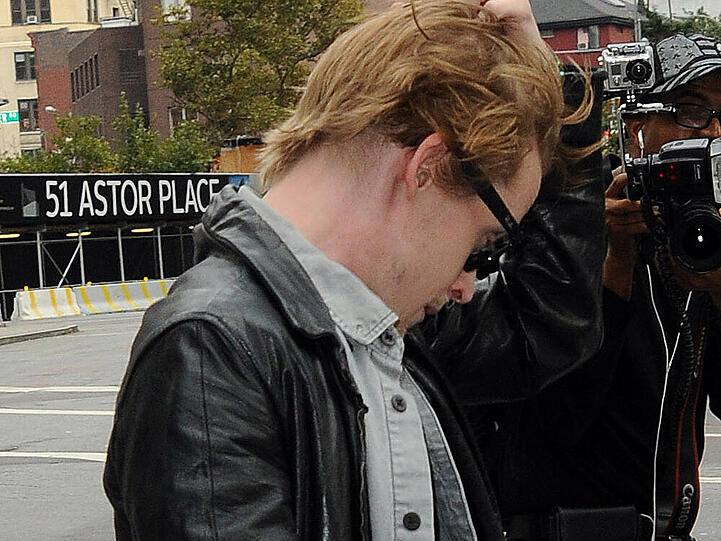 Macaulay Culkin versucht sich in New York vor Fotografen zu verstecken