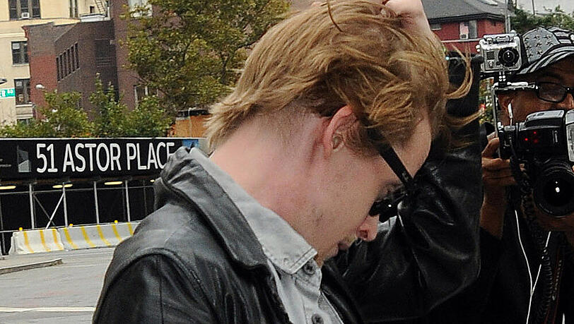 Macaulay Culkin versucht sich in New York vor Fotografen zu verstecken Macaulay Culkin versucht sich in New York vor Fotografen zu verstecken