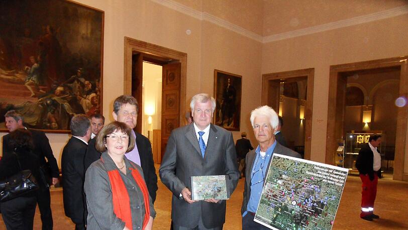 Ingeborg Michelfeit, hier mit Ministerpräsident Horst Seehofer. Ingeborg Michelfeit, hier mit Ministerpräsident Horst Seehofer.